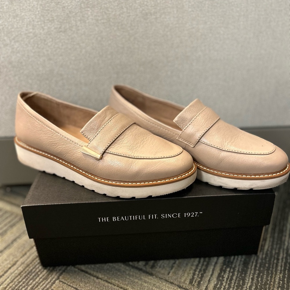 Naturalizer Tan Flats with Minimalist Design and Platform Sole - Picture 1 of 4